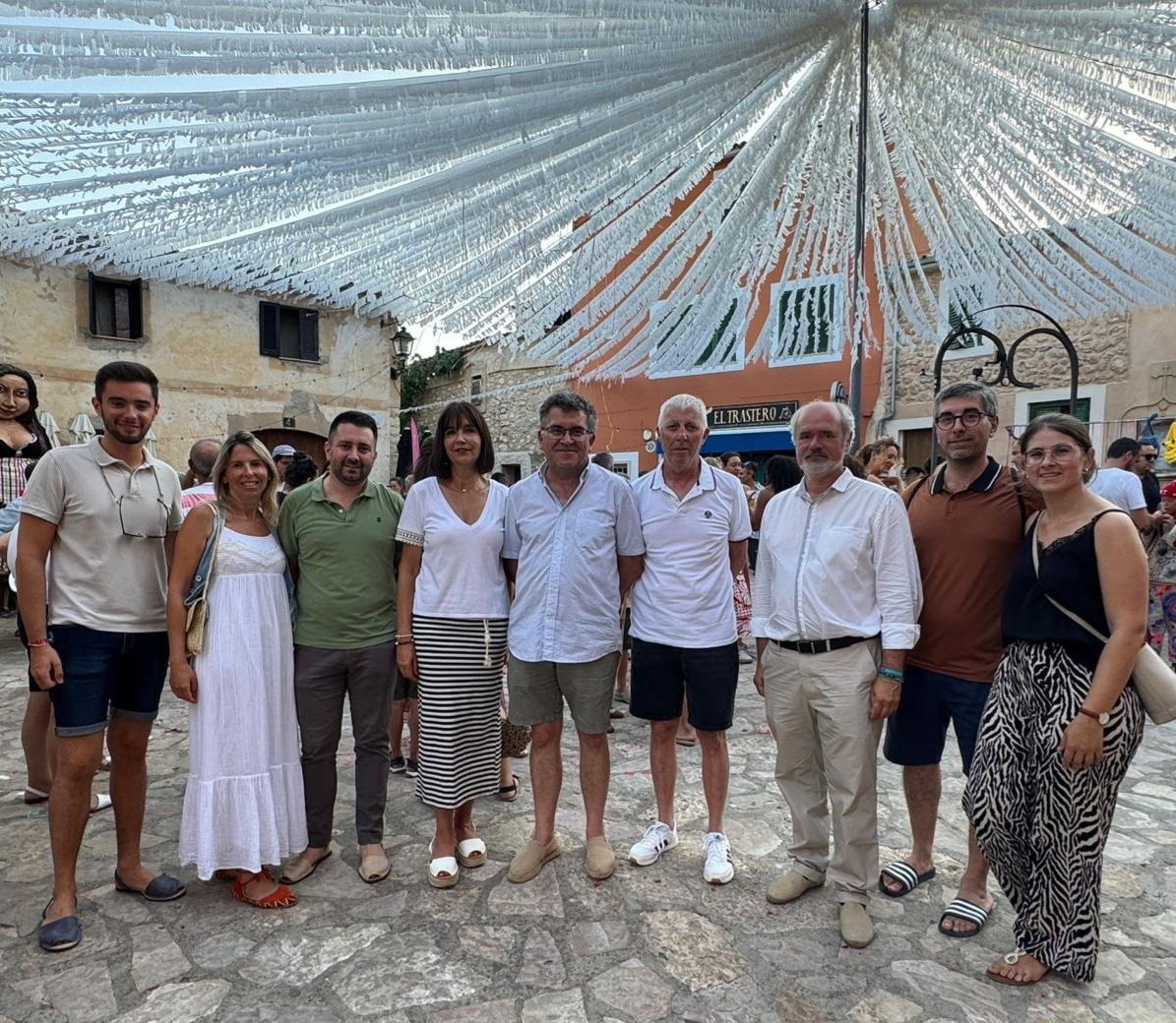 El conseller Joan Simonet ha assistit al pregó de les festes de Sant Pere a los Damunt, al seu poble, Alaró

Una cita esperada amb emoció pels veïns i que dona el sus a les celebracions, marcades per la tradició, cultura i orgull de poble

Bones festes i feliç Sant Pere a tothom!