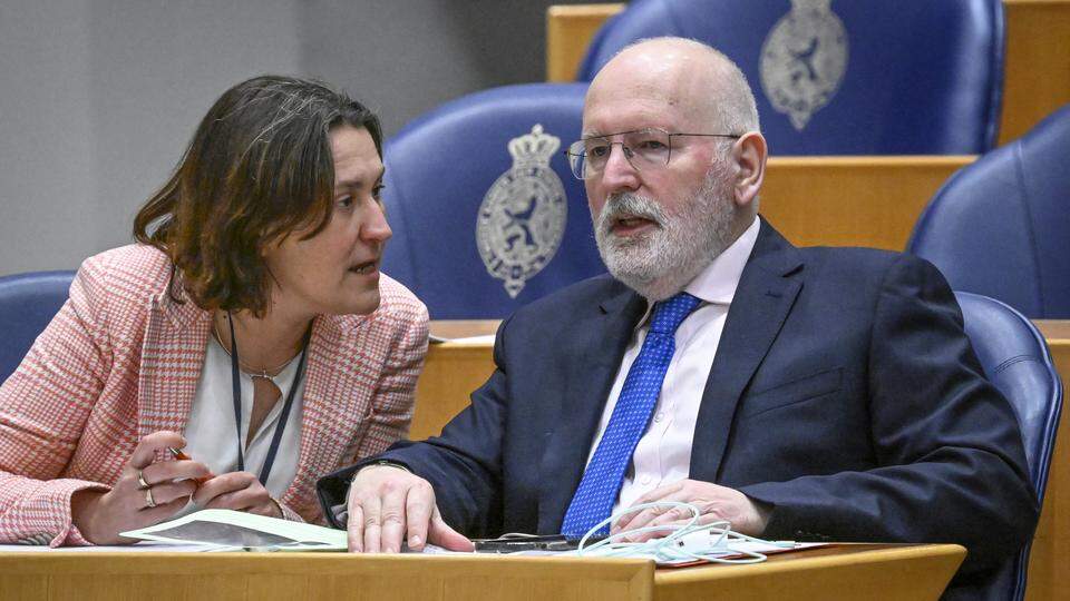 Reconstructie: zo mondde de ’historische fusie’ van PvdA/GL uit in gejoel, boosheid, verdriet en opstappende leden.

"Ze kondigt aan dat de partij een draai gaat maken. Tot dusver was de fractie altijd tegen een totale stop op wapenleveranties aan Israël, maar dat is nu voorbij"