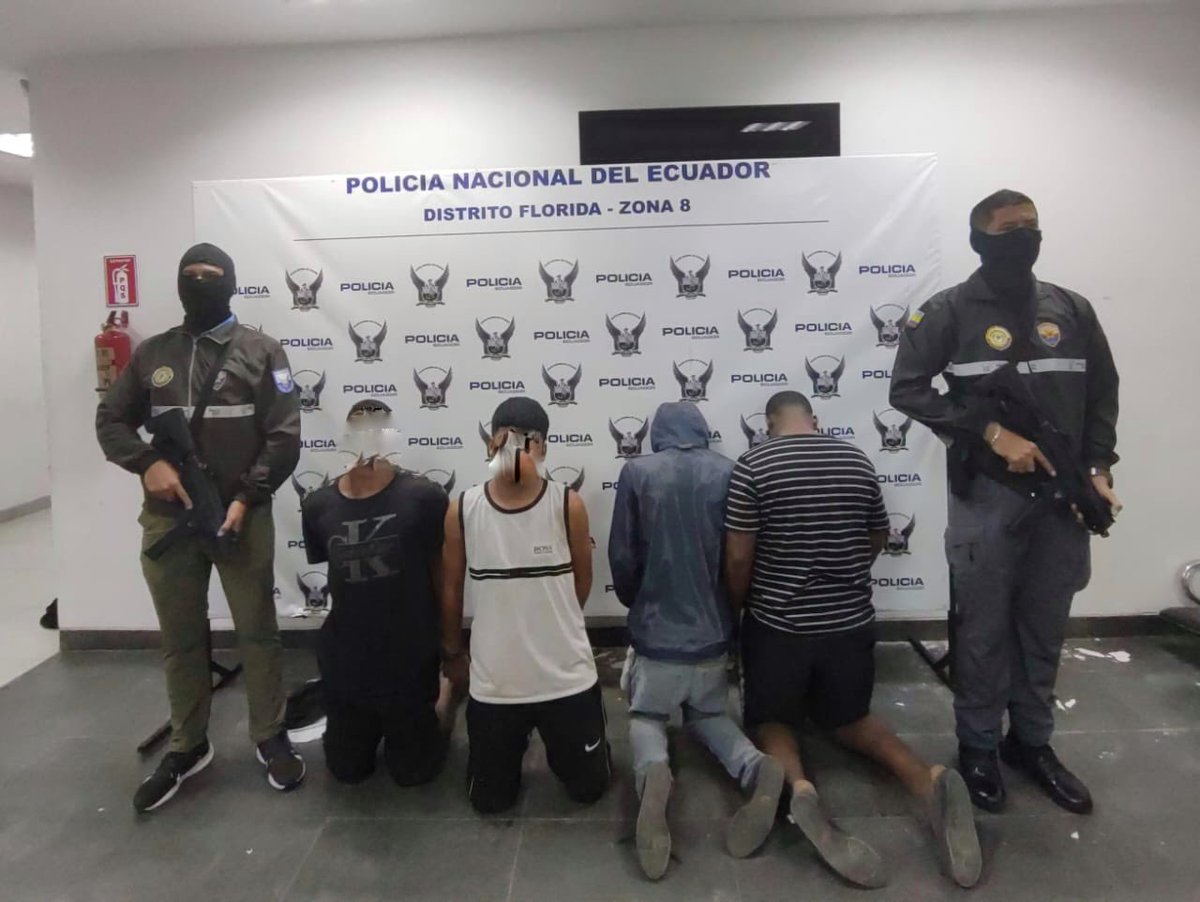 John Reimberg (@johnreimberg) on Twitter photo Socio Vivienda,Guayaquil. <a href="/PoliciaEcuador/">Policía Ecuador</a> aprehendió a 10 delincuentes, entre ellos 4 menores entre 16 y 17 años involucrados en el asesinato de tres personas en el sector. Los sujetos fueron puestos a órdenes de la autoridad competente para el proceso pertinente. Cero impunidad! Socio Vivienda,Guayaquil. <a href="/PoliciaEcuador/">Policía Ecuador</a> aprehendió a 10 delincuentes, entre ellos 4 menores entre 16 y 17 años involucrados en el asesinato de tres personas en el sector. Los sujetos fueron puestos a órdenes de la autoridad competente para el proceso pertinente. Cero impunidad!