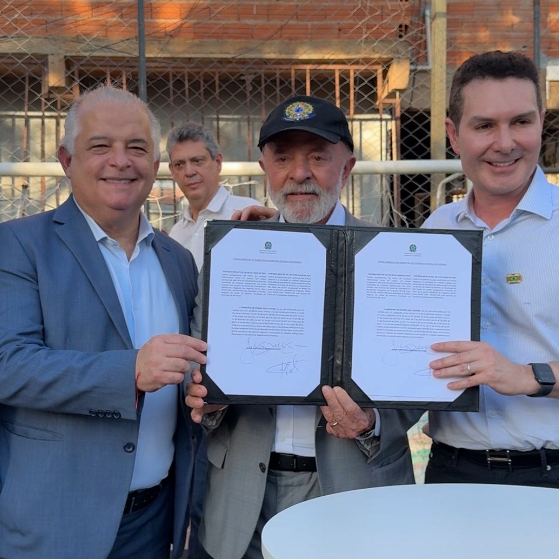 DIGNIDADE À FAVELA DO MOINHO! Hoje, com o presidente <a href="/LulaOficial/">Lula</a>, anunciamos a Solução Habitacional da Favela do Moinho. Famílias com renda de até R$ 4.700 terão novo lar! Onde faltava ação, hoje chega o compromisso federal, garantindo dignidade e futuro pra quem mais precisa.