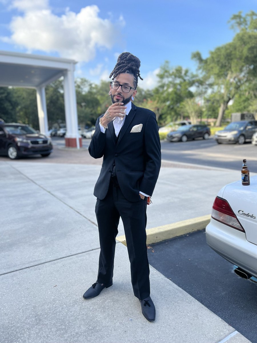 AyoStfuSon's tweet image. Few years ago today i wore a suit for the first time lol my brother was gettin married. Never even wore dress shoes before this lol. #spiffy #dapper