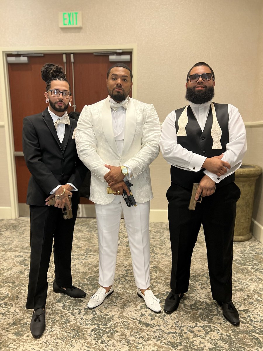 AyoStfuSon's tweet image. Few years ago today i wore a suit for the first time lol my brother was gettin married. Never even wore dress shoes before this lol. #spiffy #dapper