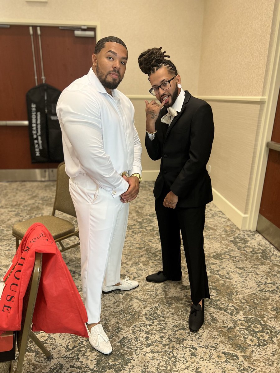 AyoStfuSon's tweet image. Few years ago today i wore a suit for the first time lol my brother was gettin married. Never even wore dress shoes before this lol. #spiffy #dapper