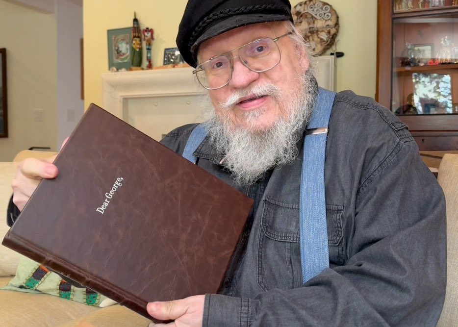 fvegasart's tweet image. Last year I received an email from @westerosorg with a beautiful initiative by @PureASOIAF: Dear George project, a book with a compilation of fans messages for @GRRMspeaking.
Funny enough, I had just finished Meraxes pic. &amp;amp; now I can tell you her first flight was to GRRM hands