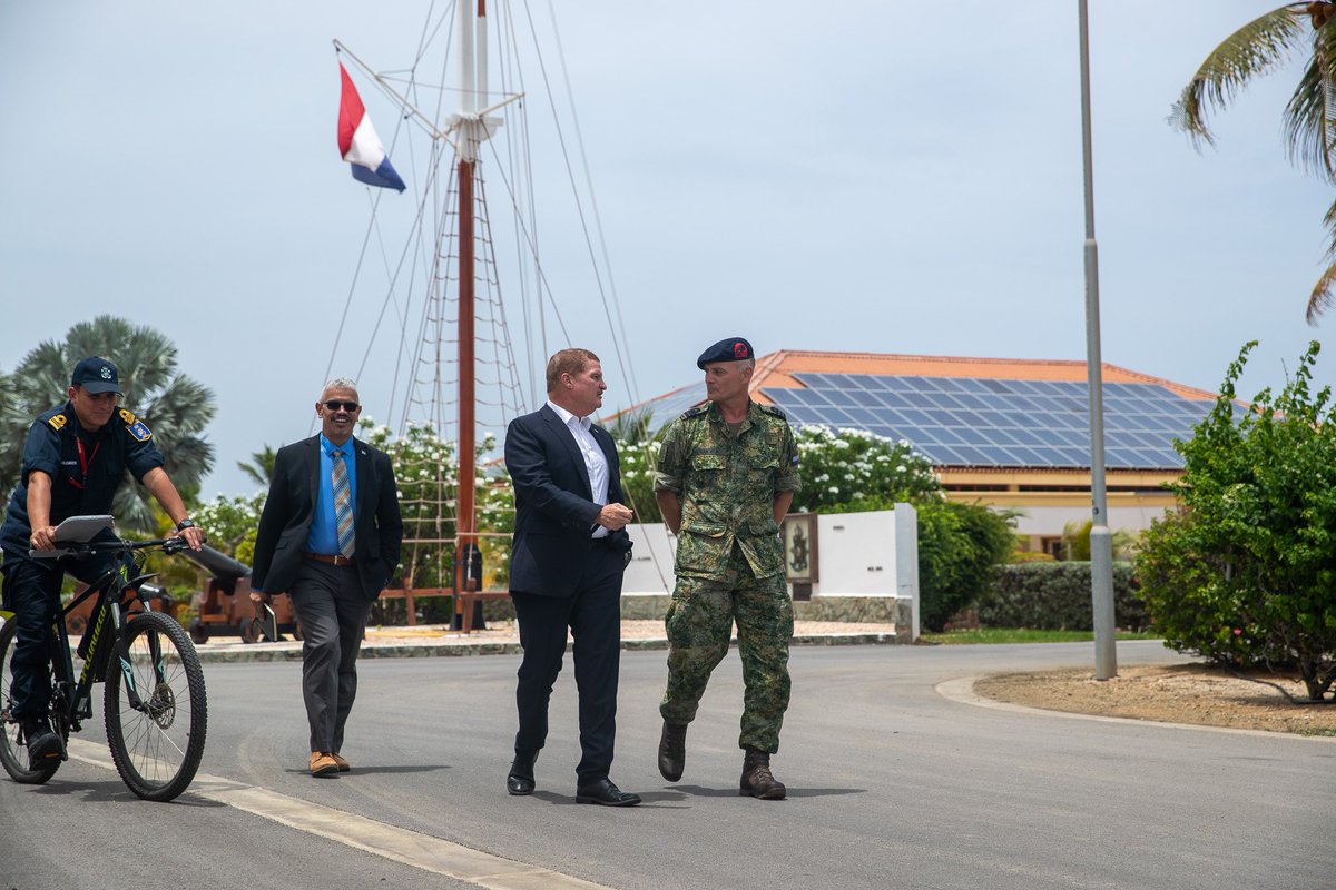 Op Aruba 🇦🇼 hebben we vanuit zowel Defensie als de Kustwacht kennis gemaakt met de nieuwe regering op Aruba. Hierbij hebben we de ministers geïnformeerd over onze taken waarmee we zorgen voor vrede en veiligheid in het Caribisch gebied. #caribbean #security #Defensie #Kustwacht