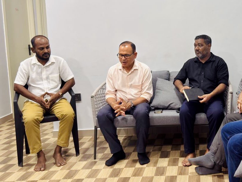 pnc_secretariat's tweet photo. ކޮންގްރެސް ޕާޓީގެ ލީޑަރޝިޕް އިން އަތޮޅު ތެރެއަށް ކުރައްވާ ދަތުރުފުޅުގެ ތެރެއިން، ލީޑަރޝިޕްގެ ޓީމުން ރ. ހުޅުދުއްފާރުގެ ޕާޓީ��ެ ސްޓިއަރިންގް ކޮމިޓީ އާއި އެކު ބޭއްވުނު ބައްދަލުވުން. މި ބައްދަލުވުމުގައި ރަށުގައި ޕާޓީގެ ހަރަކާތްތައް އިންތިޒާމް ކުރުމާއި، ޕާޓީގެ އާންމު މެންބަރުންގެ ބައިވެރިވުން އިތުރު ކުރުމ��އި ގުޅޭ ގޮތުން މަޝްވަރާ ކުރެވިފައިވޭ.

#DhiveheengeRaajje 
#CongressPartyMV