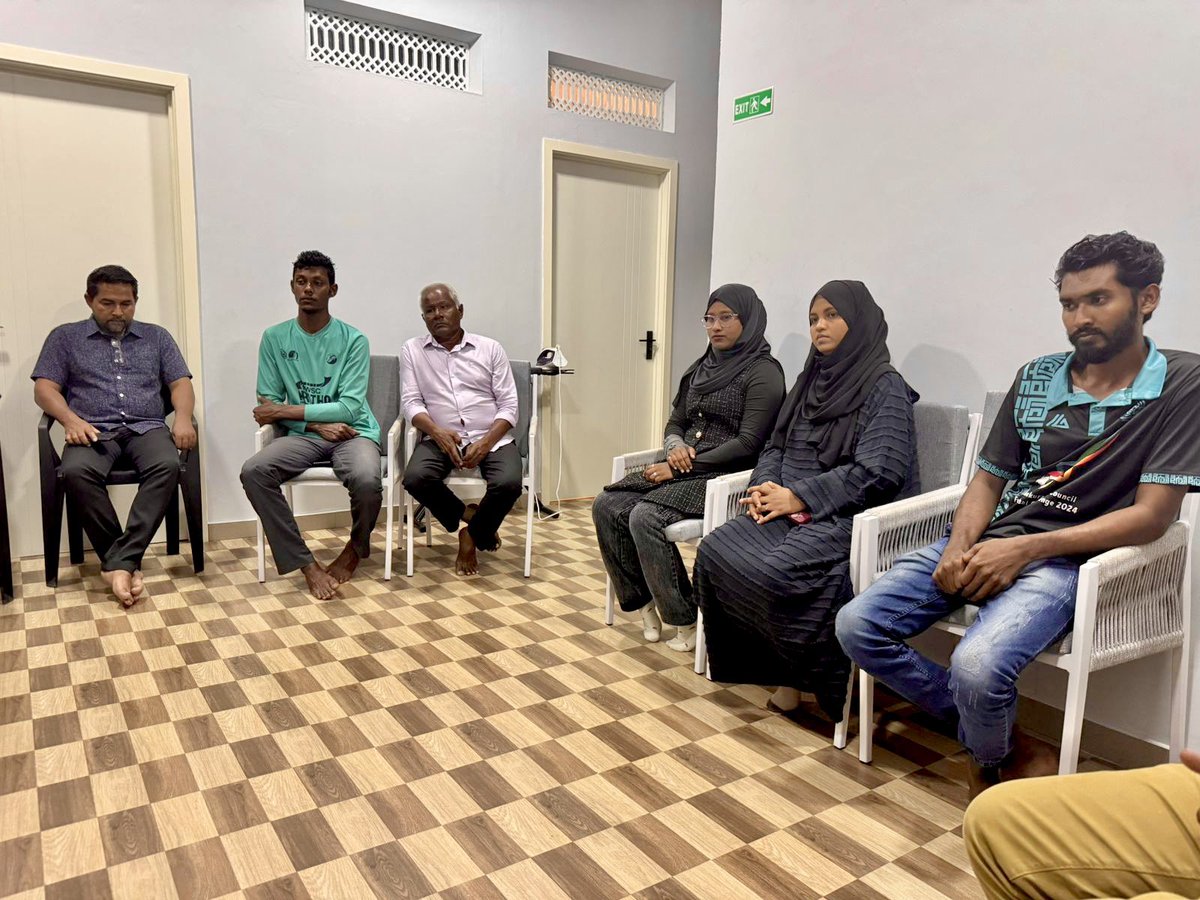 pnc_secretariat's tweet photo. ކޮންގްރެސް ޕާޓީގެ ލީޑަރޝިޕް އިން އަތޮޅު ތެރެއަށް ކުރައްވާ ދަތުރުފުޅުގެ ތެރެއިން، ލީޑަރޝިޕްގެ ޓީމުން ރ. ހުޅުދުއްފާރުގެ ޕާޓީ��ެ ސްޓިއަރިންގް ކޮމިޓީ އާއި އެކު ބޭއްވުނު ބައްދަލުވުން. މި ބައްދަލުވުމުގައި ރަށުގައި ޕާޓީގެ ހަރަކާތްތައް އިންތިޒާމް ކުރުމާއި، ޕާޓީގެ އާންމު މެންބަރުންގެ ބައިވެރިވުން އިތުރު ކުރުމ��އި ގުޅޭ ގޮތުން މަޝްވަރާ ކުރެވިފައިވޭ.

#DhiveheengeRaajje 
#CongressPartyMV