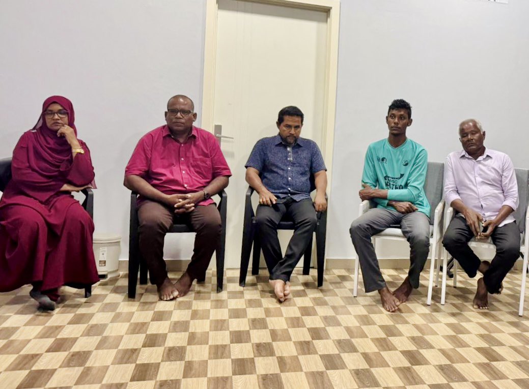 pnc_secretariat's tweet photo. ކޮންގްރެސް ޕާޓީގެ ލީޑަރޝިޕް އިން އަތޮޅު ތެރެއަށް ކުރައްވާ ދަތުރުފުޅުގެ ތެރެއިން، ލީޑަރޝިޕްގެ ޓީމުން ރ. ހުޅުދުއްފާރުގެ ޕާޓީ��ެ ސްޓިއަރިންގް ކޮމިޓީ އާއި އެކު ބޭއްވުނު ބައްދަލުވުން. މި ބައްދަލުވުމުގައި ރަށުގައި ޕާޓީގެ ހަރަކާތްތައް އިންތިޒާމް ކުރުމާއި، ޕާޓީގެ އާންމު މެންބަރުންގެ ބައިވެރިވުން އިތުރު ކުރުމ��އި ގުޅޭ ގޮތުން މަޝްވަރާ ކުރެވިފައިވޭ.

#DhiveheengeRaajje 
#CongressPartyMV