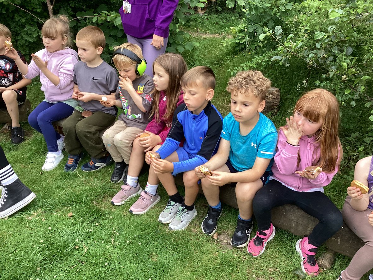 DeePointEarth's tweet photo. S’more time! @DeePointPrimary https://t.co/nXiWVgOYRJ
