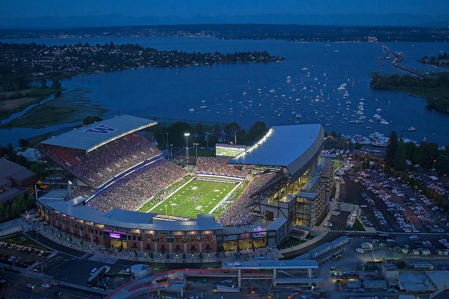 CorniaKen's tweet photo. @Barstoolhuskies The University of Washington resides in Seattle with access to amazing food, music &amp; entertainment venues

The UW campus is phenomenal with views of majestic Mt Rainier

A UW education is second to none

Play sports, embrace scholastic passions, meet friends &amp; love life at the UW https://t.co/QPXVks62vE