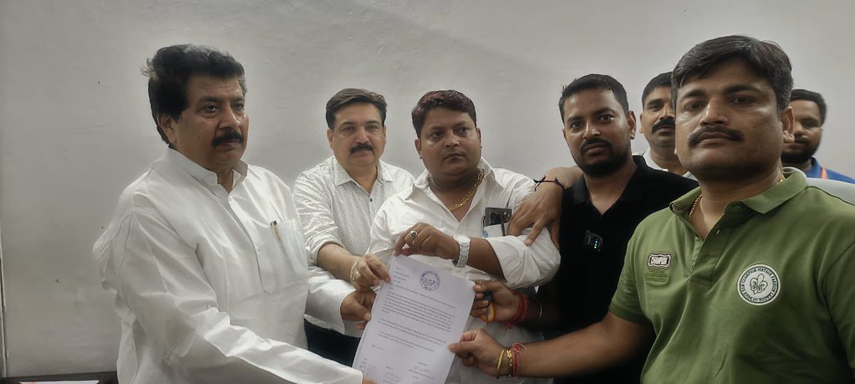 chandrayanankit's tweet image. आज सवर्ण आयोग पहुँचकर समाज का शिकायत दर्ज करवाये।आयोग के सदस्य राजकुमार बाबू ने कहा कि अगले तीन दिन में करवाई होगा और उन्होंने कहा कि हम इस मामले में DGP और SSP पटना से बात करेंगे और साथ ही फर्जी SC/ST Act हटवाने का माँग भी किया.