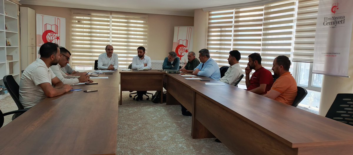 zahir_soganda's tweet photo. 📍Van İlim Yayma Cemiyeti 

İlim Yayma Cemiyeti Genel Merkezimizden teşkilat Müdürü Sn. Rafet GAYRETLİ ve  Mezun ilişkileri Yöneticimiz Sn. Seyit Ömer GÜRLEYEN katılımı ile  yönetim kurulu dönem sonu değerlendirme ve yeni dönem teşkilat çalışma planlama toplantımızı yaptık.

İlim Yayma Cemiyeti’nin 75. Kuruluş Yıldönümünde yapılacak çalışmalar hakkında değerlendirme ve bilgilendirme toplantısında alınan kararların hayırlara vesile olmasını temenni ediyorum. 
@van_ilimyayma @iycgenelmerkez