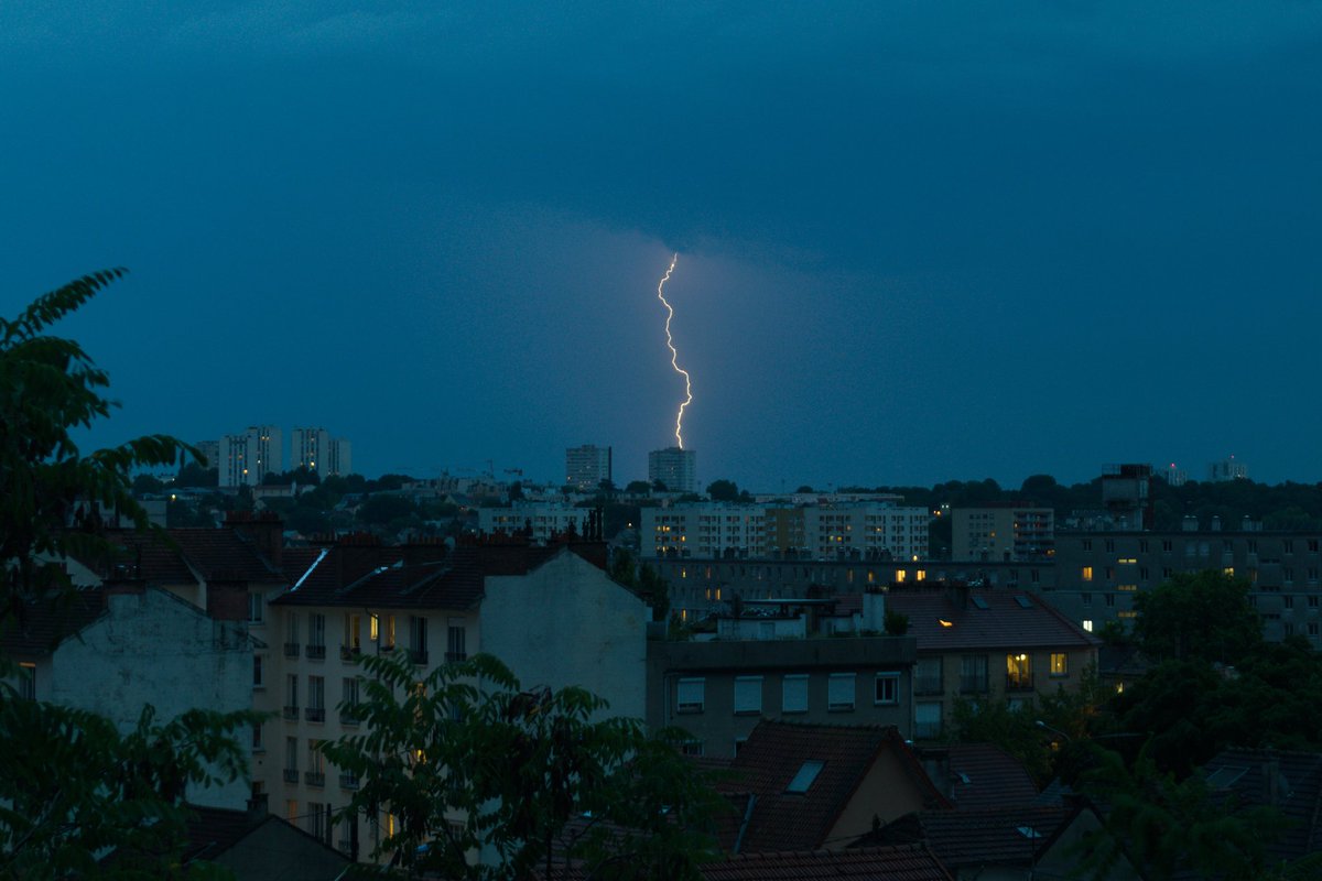 mabzd22's tweet photo. Quelques photos de l'orage actif qui a traversé la région parisienne hier soir. Bien foudroyante comme cellule! @KeraunosObs #orageparis #orage https://t.co/xA3hZv76GL