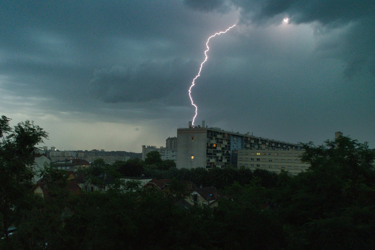 mabzd22's tweet photo. Quelques photos de l'orage actif qui a traversé la région parisienne hier soir. Bien foudroyante comme cellule! @KeraunosObs #orageparis #orage https://t.co/xA3hZv76GL