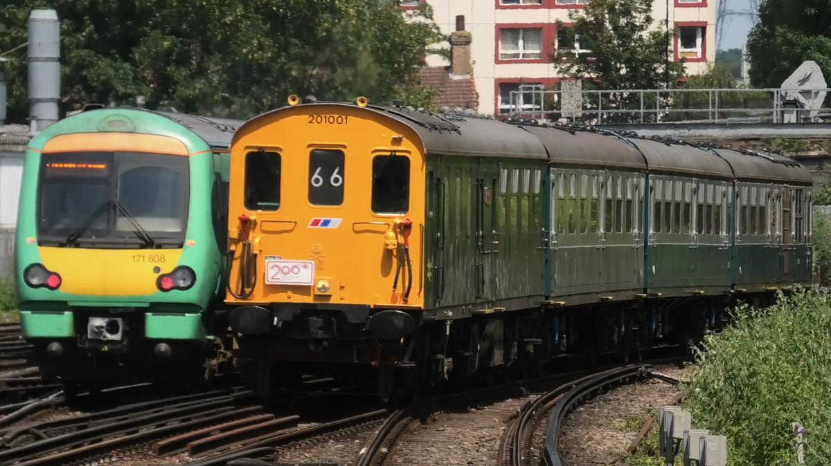 lukehouse313's tweet image. Hastings Thumper & Southern 171808 Crossover At East Croydon