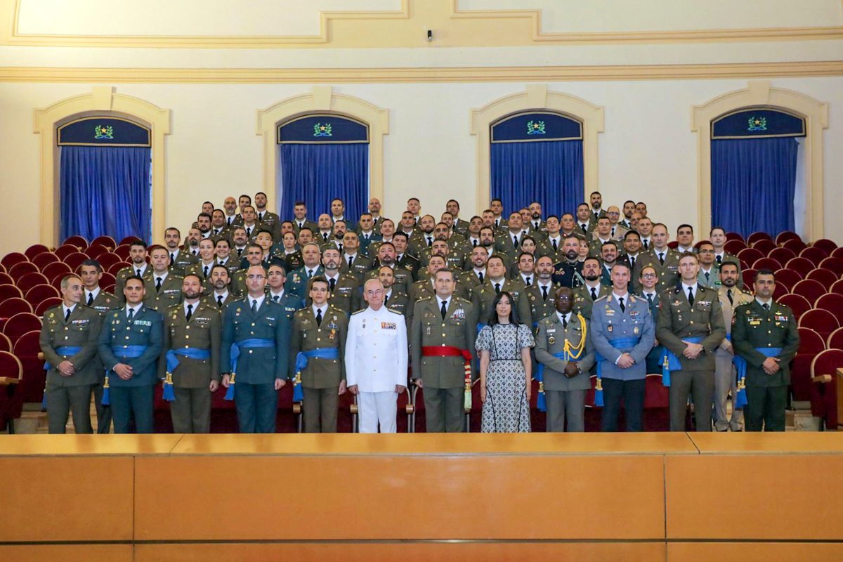 #Buenasnoches. El general de ejército Amador Enseñat y Berea, Jefe de Estado Mayor del #EjércitodeTierra, acompañado del Almirante Jefe de Estado Mayor de la Defensa #JEMAD, ha clausurado, en el Salón de Promociones de la Escuela de Guerra y Liderazgo del #EjércitodeTierra, el