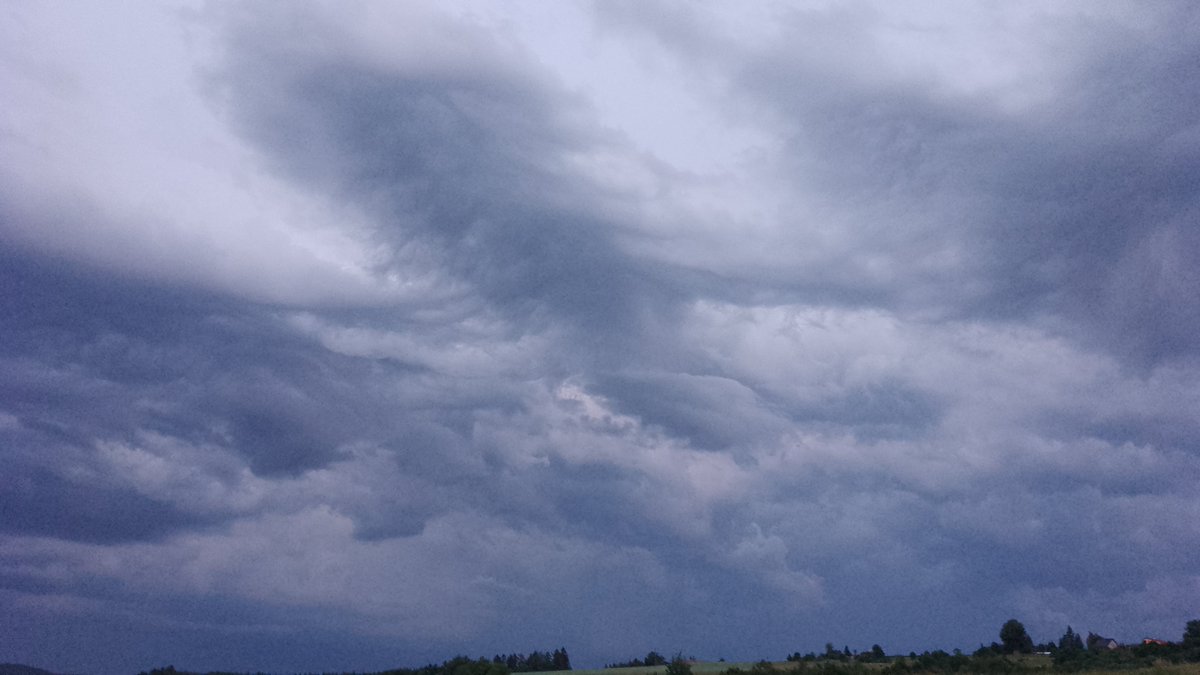 MeteoSynop's tweet image. Z daleka grzmi i błyska. Burza odległa.

Nowa Ruda, 21:00:

 🌩️ 7/8 - Cb i tow. (5/8), Ac str tr, Cs (Cʟ = 9, Cᴍ = 3, Cʜ = 8)
temperatura: 25,5°C
temp. punktu rosy: 17,2°C
wiatr 210° (SSW) o prędkości 5 m/s
widzialność: 40 km
ciśnienie względne: 1011,7 hPa

@MeteoprognozaPL