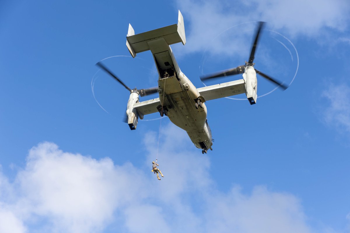 USPACOM's tweet photo. #Ready for the rescue. 🚁 #VMM262 @pacificmarines and the 31st Rescue Squadron conduct joint training, strengthening our ability to respond rapidly across the #FreeAndOpenIndoPacific. @1stmaw_marines https://t.co/aH620RJSlL
