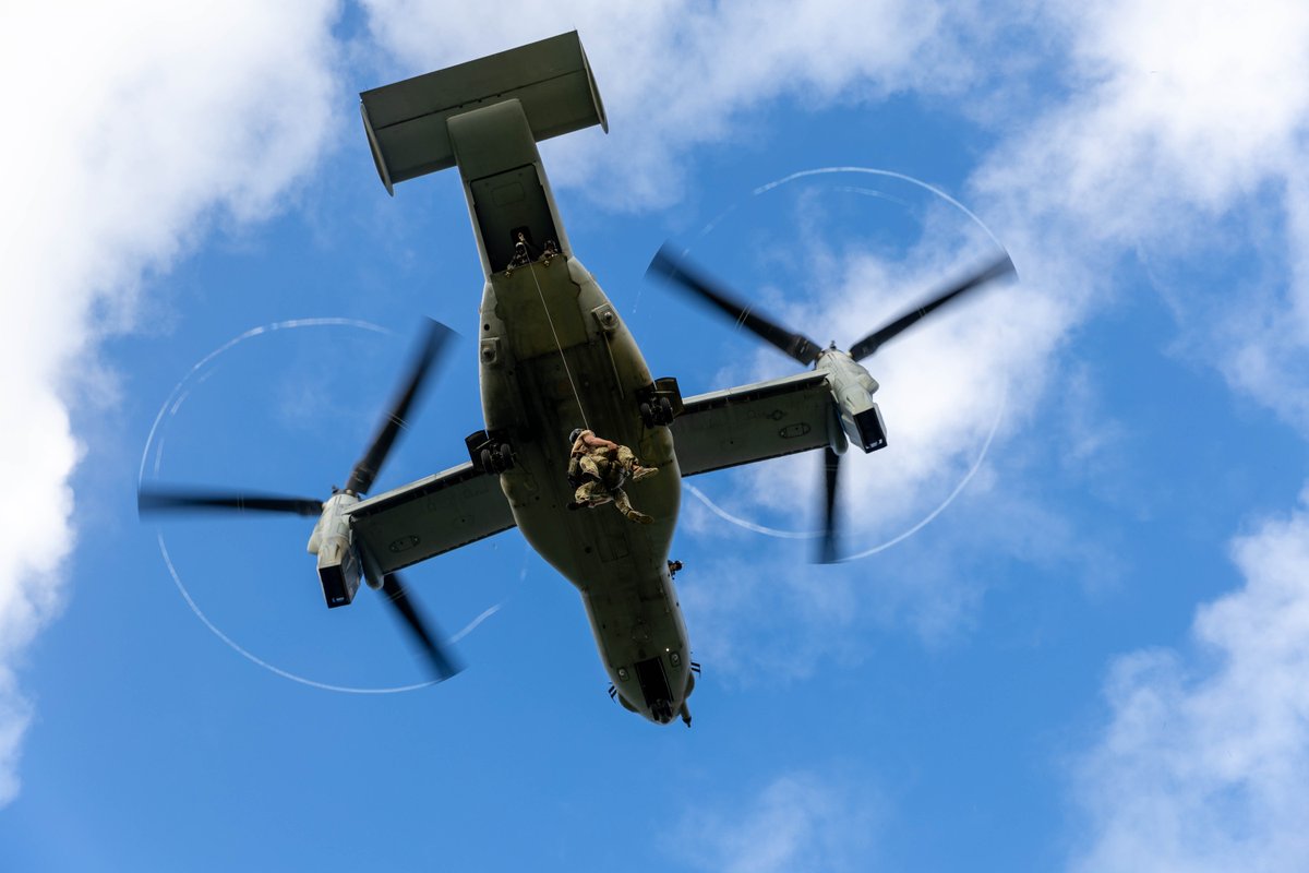 USPACOM's tweet photo. #Ready for the rescue. 🚁 #VMM262 @pacificmarines and the 31st Rescue Squadron conduct joint training, strengthening our ability to respond rapidly across the #FreeAndOpenIndoPacific. @1stmaw_marines https://t.co/aH620RJSlL