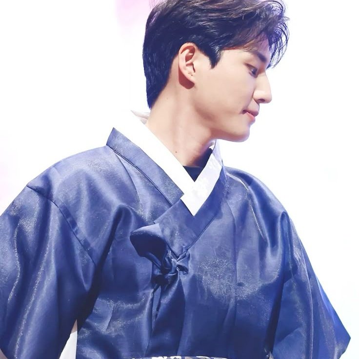 맹세해, 날 찾아내겠다고.

선명한 목소리, 선명했던 모습이 점차 사라져가고 있었다. 멱살을 잡은 손마저 점점 흐릿해져가고, 영이의 한마디에 그가 사라져가는 빛을 꽉 쥐며 말했다.

내 맹세하마, 널 꼭 찾아내리라고.

로 시작하는 조선 연애 시뮬레이션 빙의물