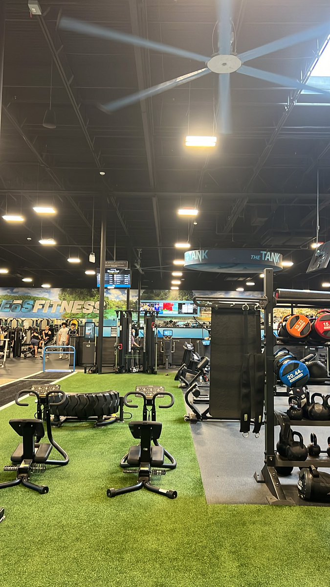 One of the best GYMs in my opinion love coming back home for the summer and training here for the upcoming season #GoSpartans <a href="/MU_SpartanFB/">Manchester Football</a> <a href="/GoEOSfit/">EōS Fitness</a> <a href="/CoachBowen_/">Alan Bowen</a>