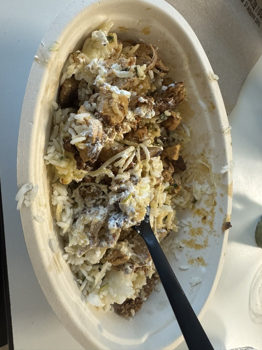 JremGaming's tweet photo. @ChipotleTweets definitely not a good looking bowl and I used my 1625 points for a free entree very disappointed. https://t.co/c6FPWiIUgl