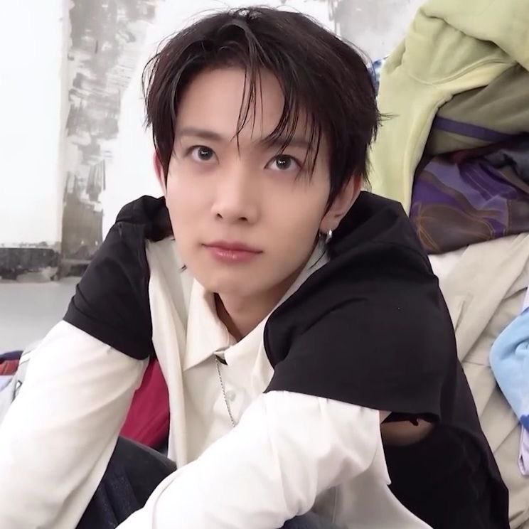 myheebie's tweet image. little things about lee heeseung that make me emotional: a thread ♡