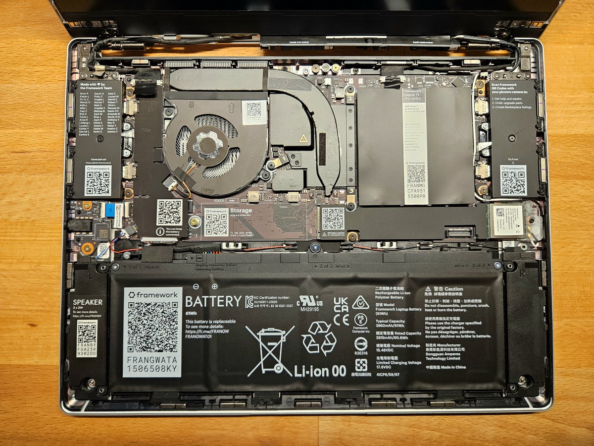 Neolker's tweet image. 🧵 1/14: Pojďte si se mnou projít první kroky instalace Framework Laptop 13! ⚙️
#DnesniPosta #DnesBastlim @FrameworkPuter