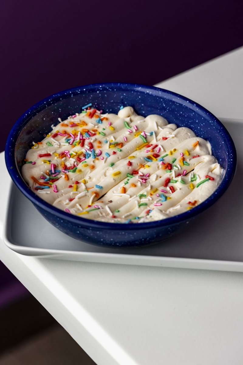 Este Bañadito Arcoíris es pa’ que lo compartan Plebes… o se peleen la última cucharada 🍰💦🌈 

#PostrePaDos #TiburcioDice #DulceYSucio #MiGustoEs