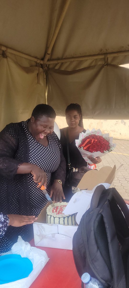 Daughter sent MOTHER surprise BIRTHDAY CAKE, FLOWERS &amp; BALOON at her Workplace at FAMILY DIVISION.. ffe CAKE tugiridde 🤣