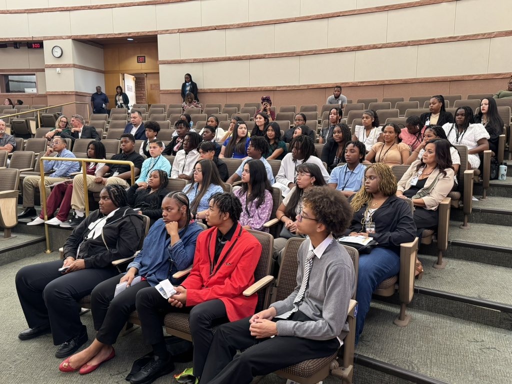 CommishMcCurdy's tweet image. Great connecting with the bright young minds in the Clark County Leaders of the Future program at our Meet Your Commissioner event! Their passion, questions, and vision give me hope for what’s ahead. The future is in good hands!