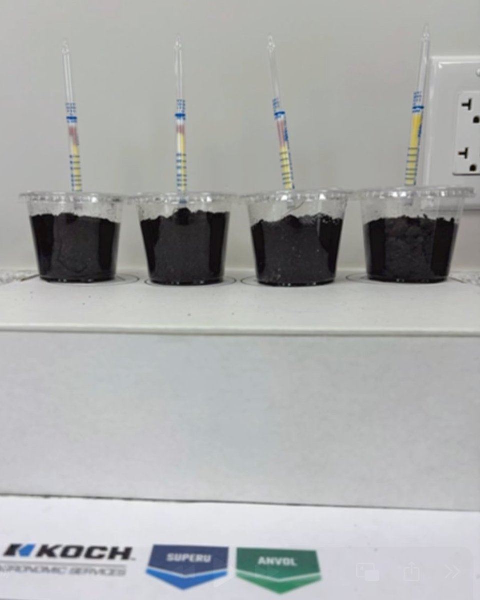 DoubleDiamondAg's tweet photo. As part of this month’s WinField United Canada Field School for our summer interns, Daniela and Zach dug into nitrogen stabilization and compared SuperU, Anvol-treated urea, a low-rate NBPT treatment, and untreated urea side by side

@kochagservices 

#ManitobaAg #SaskAg https://t.co/uHaFHQDyl6