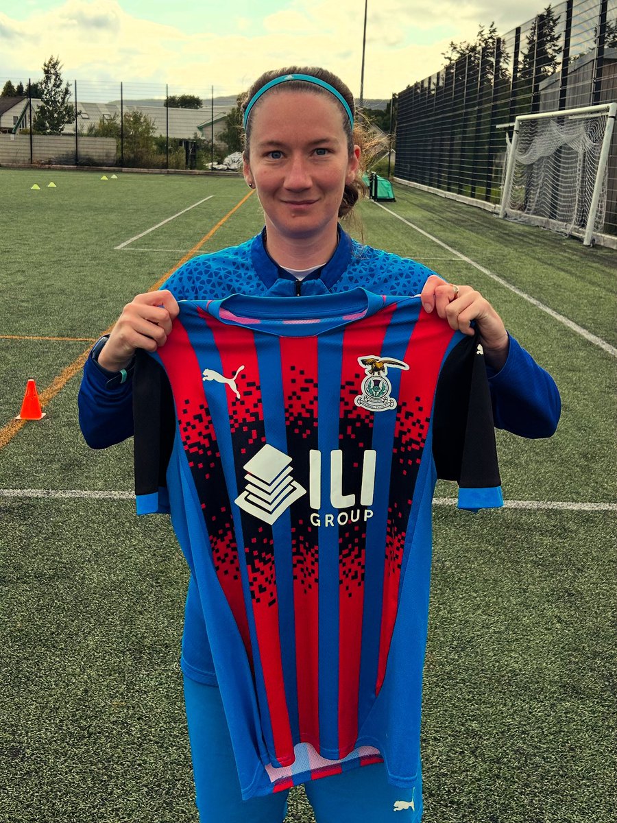 New Signing ✍🏻 After a 3 year break from the game, Becky Dingwall is our first new recruit for this season. Welcome back BeckTech 🔴🔵