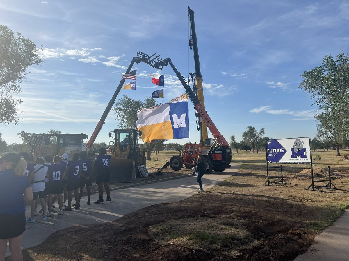BLReese1's tweet image. Ground breaking ceremony for the Midland High Dawgs!! What a great moment for our school and community. OYB!!

@Midland_ISD @MidlandHigh_MHS @DrSDHoward