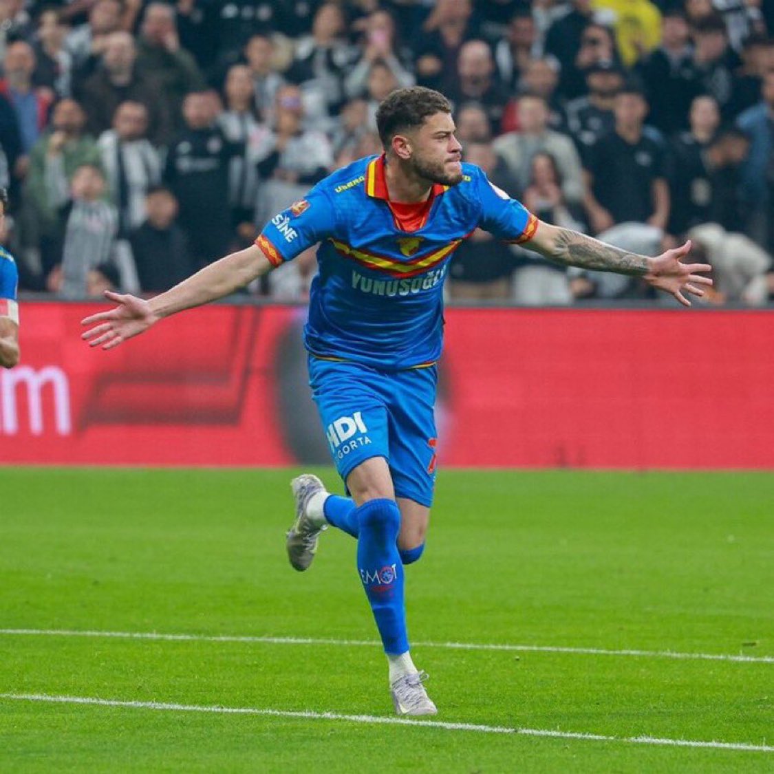 OrcunAkten's tweet image. ÖZEL | Fulham'ın Göztepe'ye bonuslarla birlikte 18 milyon euro + sonraki satıştan pay şeklinde.

Göztepe teklifi reddetti.

- Leipzig ve Fulham yeni teklif için hazırlanıyor. Avrupa'dan Romulo için teklif yapmaya/revize etmeye hazırlanan farklı kulüpler var.