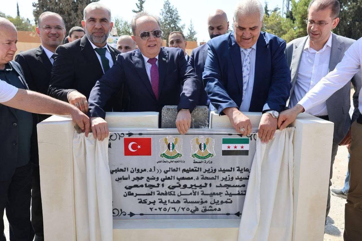 Sham__TV's tweet photo. من فترة قصيرة طالب دراسات عليا في قسم الكيمياء نزل منشور على الفيسبوك انه لا يوجد في الجامعات السورية اجهزة تجربة من نوع معين لتجارب كيميائية معقدة 
وكذلك الأمر بالنسبة لمراكز البحوث الجامعية في اقسام السرطان والاشعة وغيرها من الاقسام البحثية التي تتطلب تمويل عالي 
لكن ما نراه اليوم هو سابقة غريبة بناء مسجد جامعي تنفذه جمعية لمكافحة السرطان! 

المساجد مليانة بسوريا والافضل من الناحية العملية للمصلي الجامعي هو افتتاح مصليات صغيرة ضمن الكليات نفسها اسهل للطالب اللي بيقضي صلاته بقلب كليته وبيرجع بكمل دوامه برياحة، لكن كب وهدر موارد بهالشكل على بناء مسجد جامعي هاد اسمه استعراض وفي الدين اسمه رياء. مصاري هالجامع كان اولى فيها السكن الجامعي المأنشحة او المراكز البحثية المتقادمة في الجامعات !

#متل_ماعم_قلك
#جامع_لكل_مواطن
#المشيخة_العربية_السورية