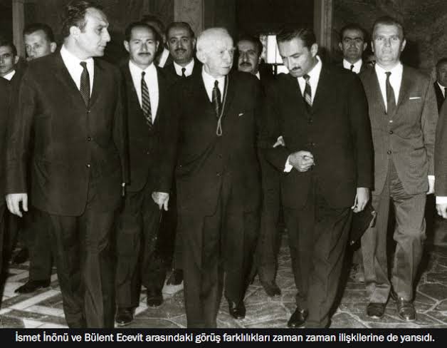 1972 yılı… Cumhuriyet Halk Partisi’nin 5. Olağanüstü Kurultayı.

İsmet İnönü, Kurtuluş Savaşı’nın komutanı, çok partili hayata geçişin öncüsü, Türkiye’nin ikinci Cumhurbaşkanı ve CHP’nin efsanevi genel başkanı olarak kürsüde.

Ancak artık parti içindeki rüzgâr değişmiştir. Genç