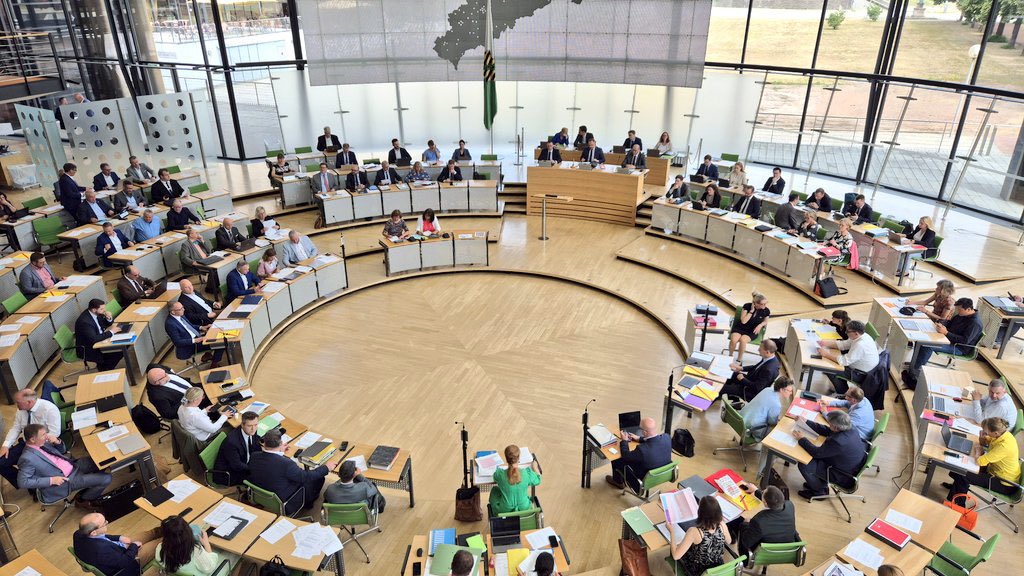 62 Ja, 52 Nein, 6x keine Teilnahme: der Freistaat Sachsen hat einen Haushalt für die Jahre 2025/26.