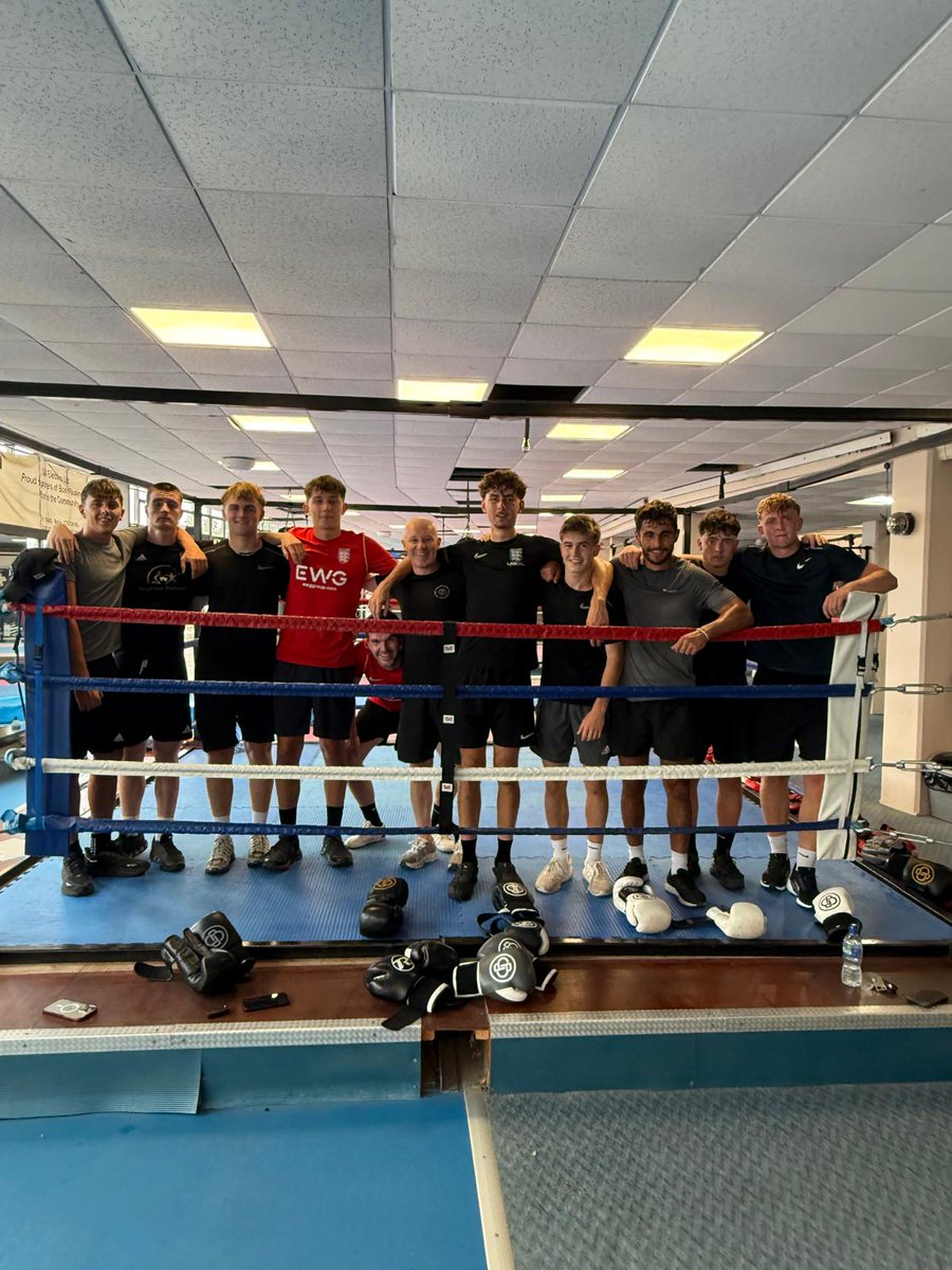 A big thanks to <a href="/Boxinbusiness/">boxinbusiness</a> and Jinky for putting on a great session for our Men's side this evening as the lads continued their preparation for the Island Games! 🥊 🇯🇪 ⚽
