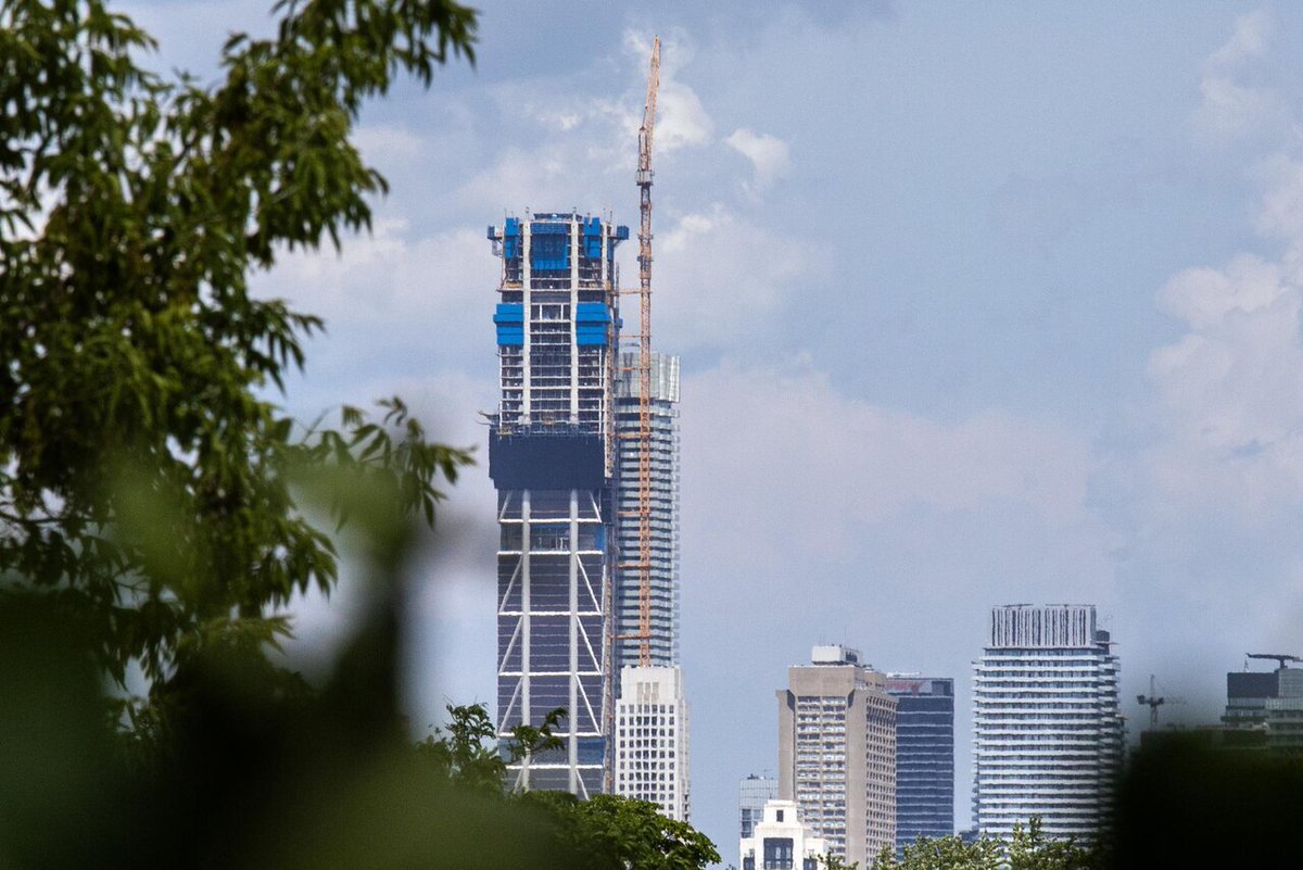 Earlier this week Toronto history was made, when One Bloor West officially became Canada's first supertall skyscraper ever. urbantoronto.ca/news/2025/06/o…

#Toronto #architecture #skyline #construction