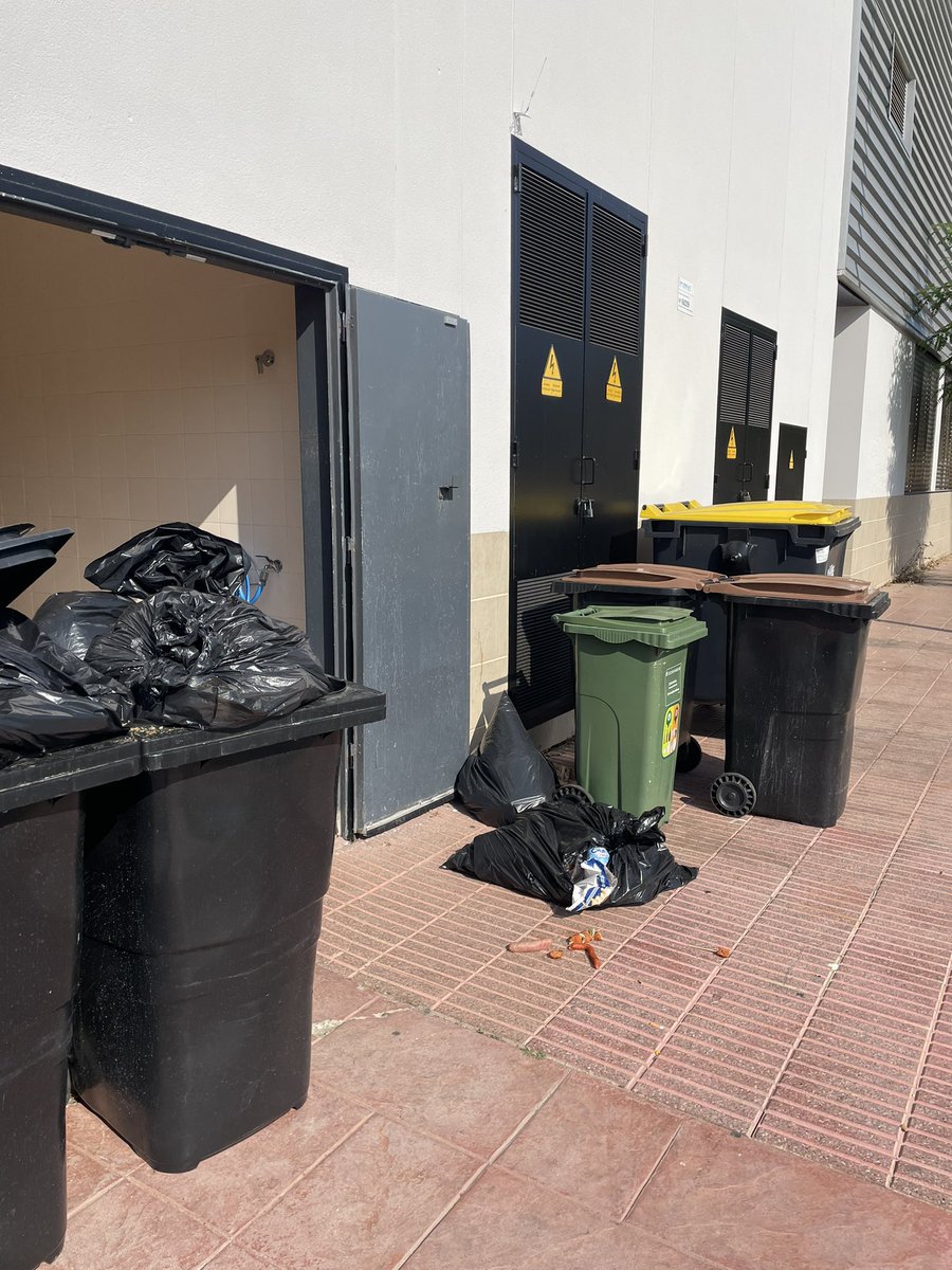 mateup's tweet photo. Així és com soleu tenir les basures a @caprabo de Sant antoni de Calonge. No s’hi pot ni passar per la vorera de la pudor que arriba a fer, això és fastigós i fa 1 mes que esteu oberts. Fàstic!!! @capraboclient https://t.co/YoAjBSgv4f