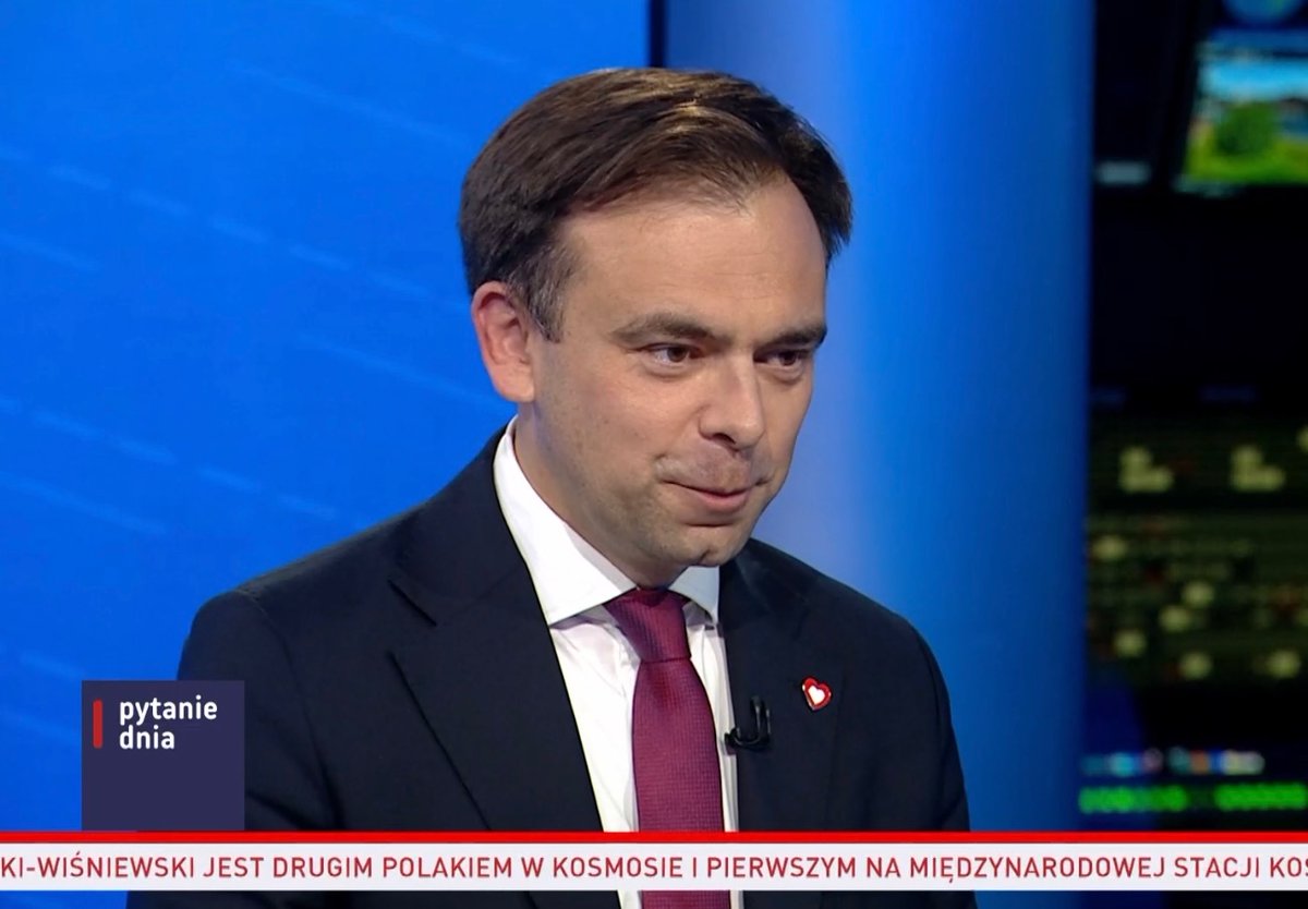 MF_GOV_PL's tweet photo. Minister @Domanski_Andrz w @tvp_info: Wczoraj był wielki dzień dla 🇵🇱, ale również dla polskiej gospodarki. Nie mówimy tylko o misji Sławosza, ale o całym programie CAMILA, czyli olbrzymich inwestycjach, które będą skutkowały polskimi satelitami obserwacyjnymi. https://t.co/M9k1DhXJmA