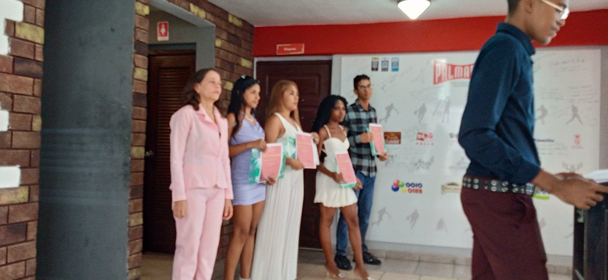 faf_ug's tweet photo. 🎓 La @faf_ug de la @UG_Cuba celebró su graduación XXXI, destacando a Arístides Matos Vilche de la carrera de Ingeniería Forestal como estudiante más integral y reconociendo a los profesores que con dedicación contribuyeron a la formación de esta nueva generación. 🌱 https://t.co/wUl5l9Zxrs