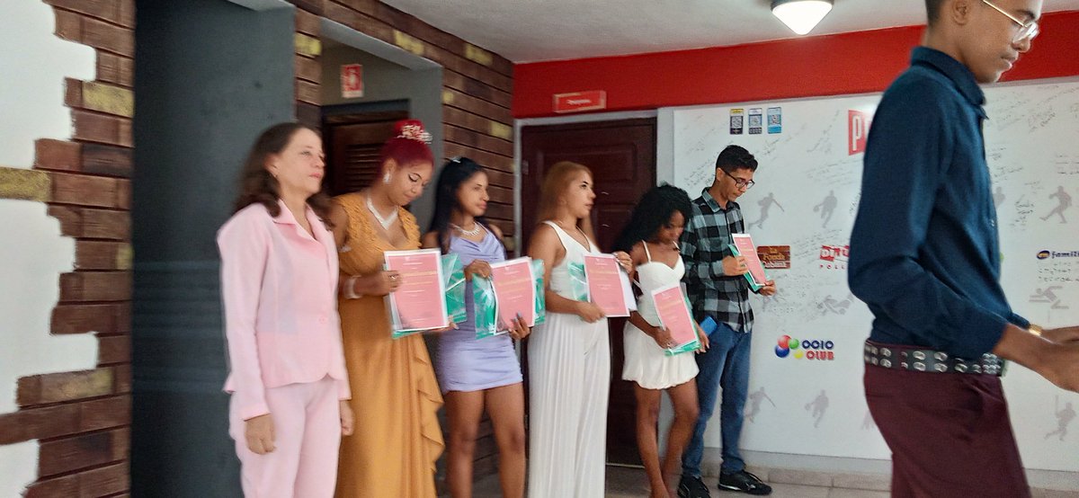 faf_ug's tweet photo. 🎓 La @faf_ug de la @UG_Cuba celebró su graduación XXXI, destacando a Arístides Matos Vilche de la carrera de Ingeniería Forestal como estudiante más integral y reconociendo a los profesores que con dedicación contribuyeron a la formación de esta nueva generación. 🌱 https://t.co/wUl5l9Zxrs