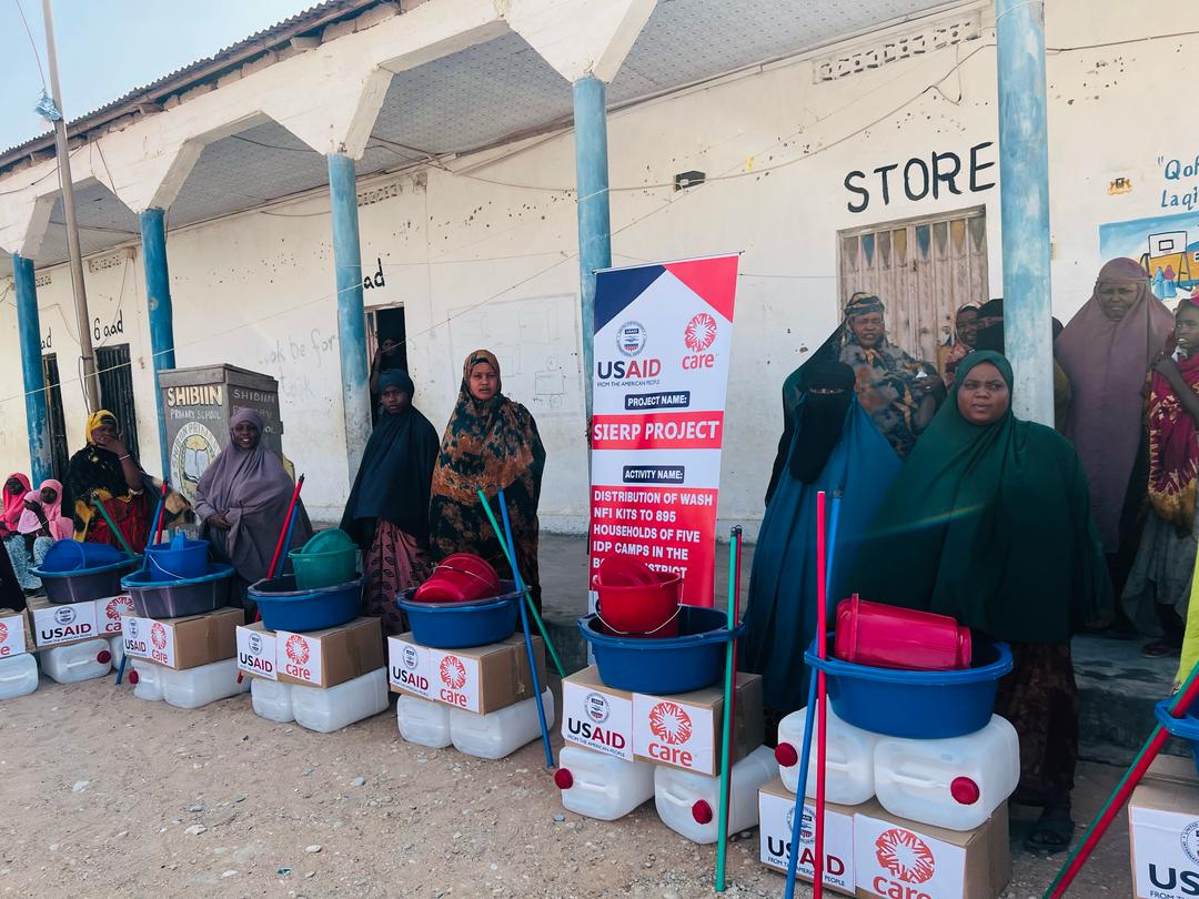 caresom's tweet image. Today in Bosaso, our teams concluded the distribution of hygiene kits to 895 vulnerable households in 5 IDP camps — thanks to #USAID under the #SIERP project.
These kits will help families stay healthy, prevent disease, and restore dignity. Together, we’re making a difference!