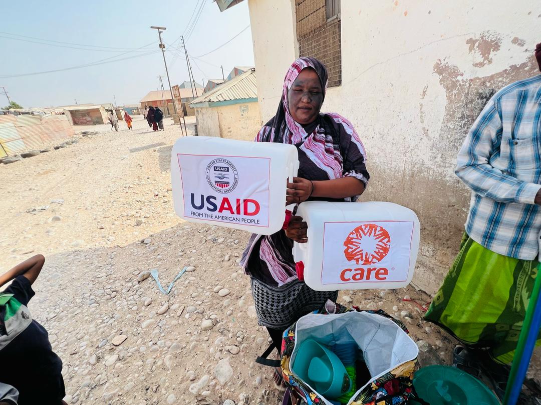 caresom's tweet image. Today in Bosaso, our teams concluded the distribution of hygiene kits to 895 vulnerable households in 5 IDP camps — thanks to #USAID under the #SIERP project.
These kits will help families stay healthy, prevent disease, and restore dignity. Together, we’re making a difference!