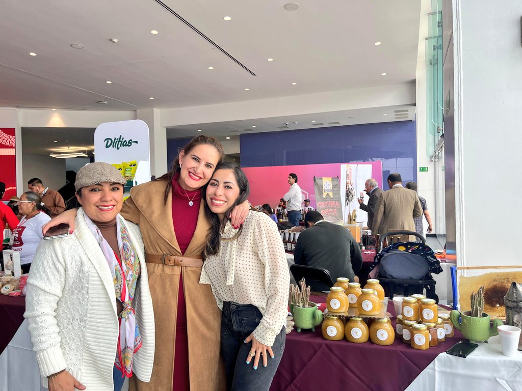 pattygmiranda's tweet photo. Por invitación de mi amiga @claudia_gayou, acudí de manera Institucional al Evento de #HechoEnMéxico. Como Subdirectora de los Centros de Capacitación para el Trabajo en #Querétaro y #Guanajuato implementaremos stands para nuestros casos de éxito de #TalentoCECATI.
@gonzalo_espina