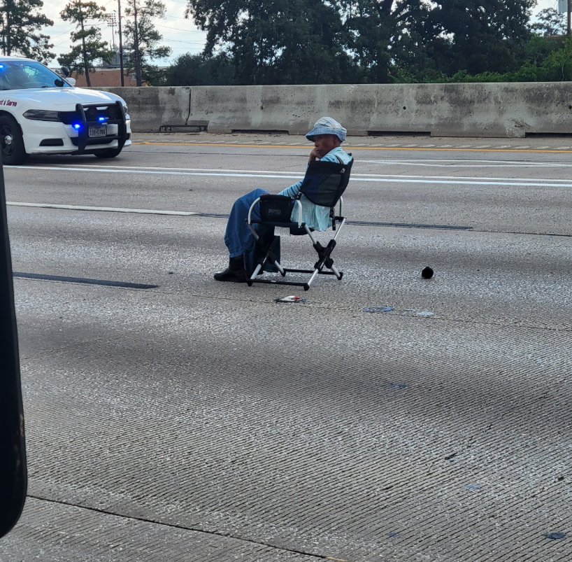 🚨INTERSTATE 45 STANDOFF IN HARRIS COUNTY🚨
Updated at 2:30 p.m. - There is an ongoing standoff on I-45 in the Spring area with an armed woman who is in the middle of the highway. The entire interstate is closed at this time. Monitor Houston news outlets for updates on this