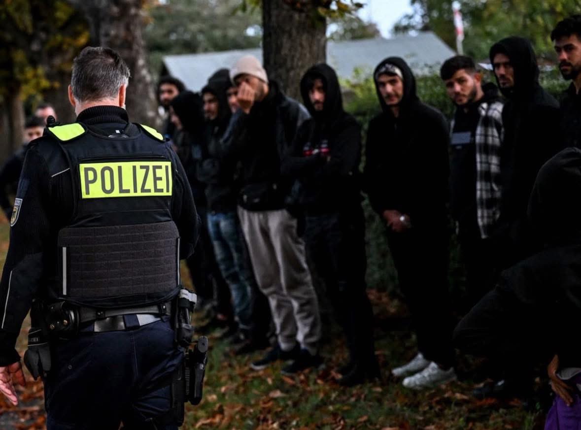 DSzawala's tweet photo. #PILNE 🚨 UDOSTĘPNIAMY!!
Niemiecka stacja ogłasza, że migranci boją się jechać do Polski, bo tu dochodzi do nadużyć. 
I to jest świetna reklama! Oby te informacje zaczęły być powielana jak najszerzej. Migranci mają się bać i ma im się odechcieć przyjeżdżać nielegalnie do Polski. https://t.co/8ZKvC6cMFK