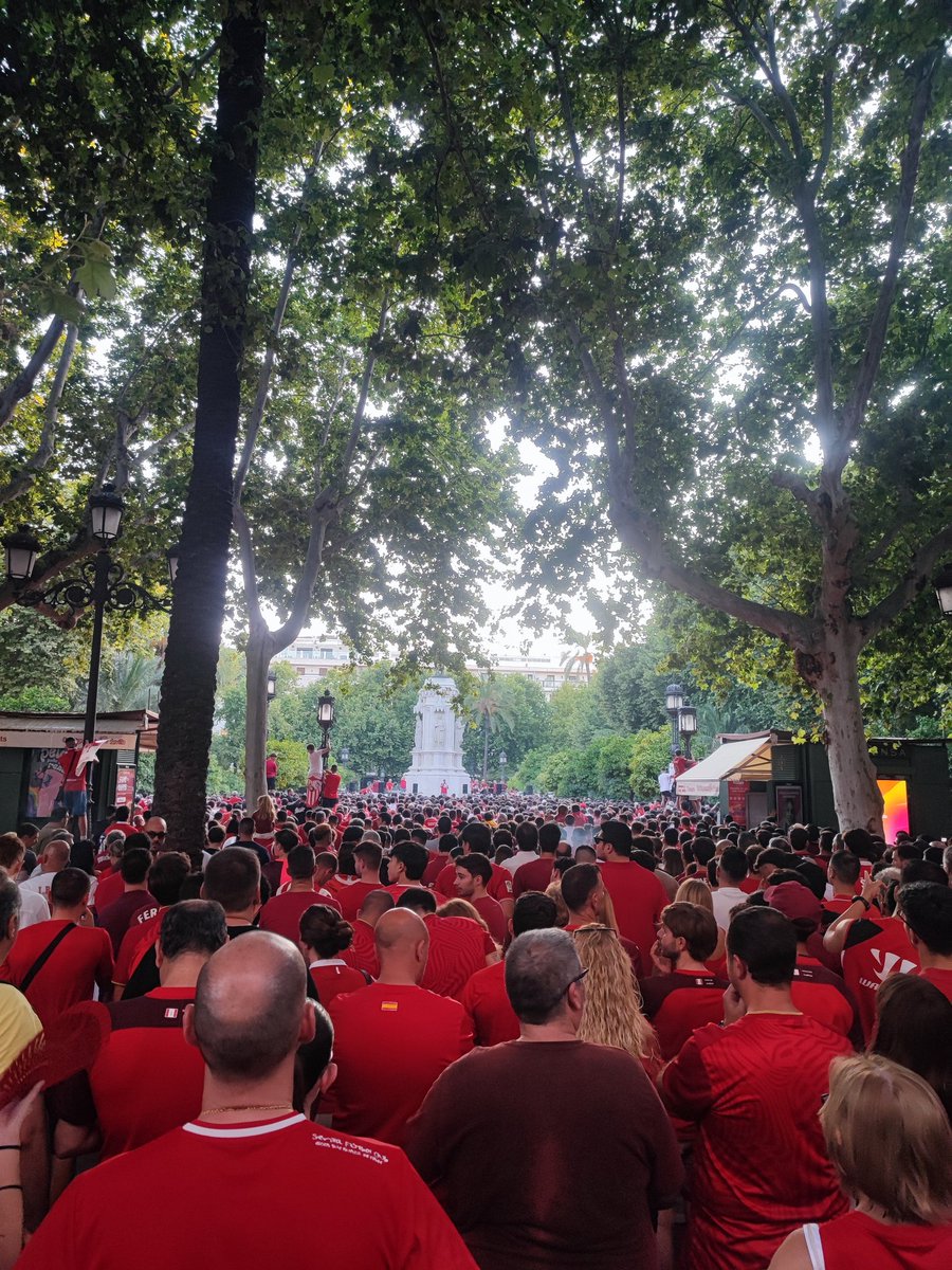 Por todos los que no han podido venir, por todos los que ya no están con nosotros y nos enseñaron a amar este escudo. 
¡SOLO POR TÍ,SEVILLA FUTBOL CLUB!
#DirectivaDimision #JuniorVeteYa 
#ElSevillaSomosNosotros